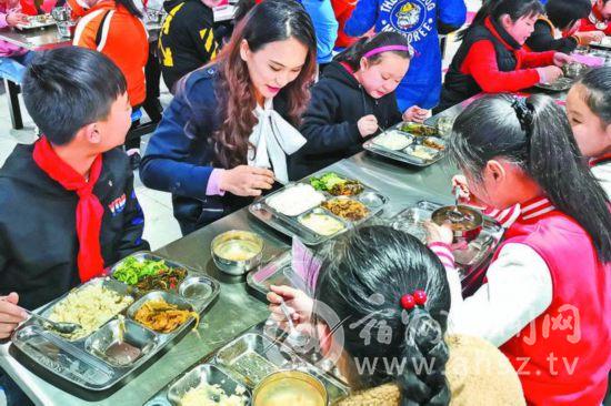 安徽制定学校午餐管理办法 落实中小学校长陪餐制