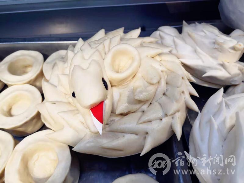 一定还少不了的 面灯也叫面盏 是用豆面做的各种形式的灯盏 每年正月